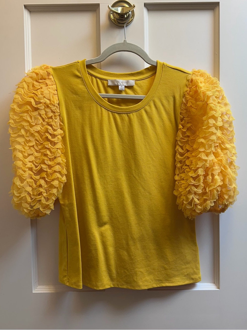 Flat White Brand Puff Sleeved Shirt Size M